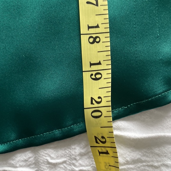 Rachel Zoe long sleeved green satin blouse with v neck. Blouson sleeves. Med💚💚 - Picture 11 of 17